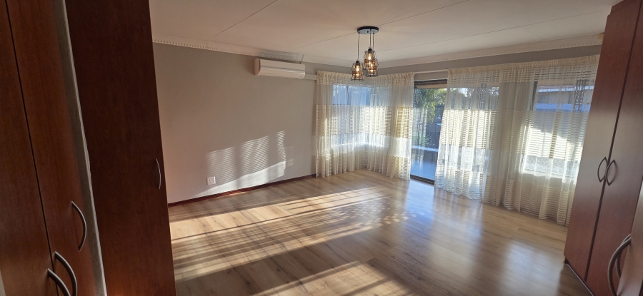 5 Bedroom Property for Sale in Roylglen Gardens Northern Cape
